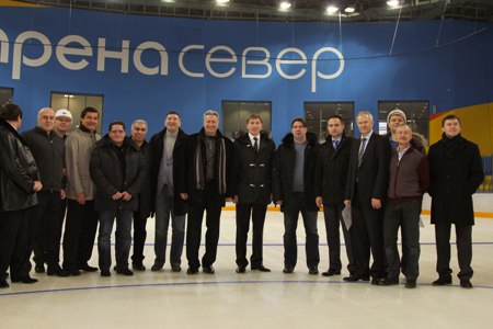 Хоккеисты и&nbsp;строители на&nbsp;ледовом поле