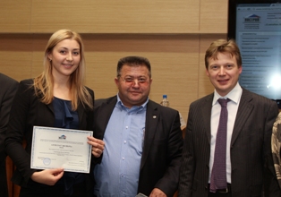 Владимир Островский и&nbsp;Антон Глушков вручают аттестаты